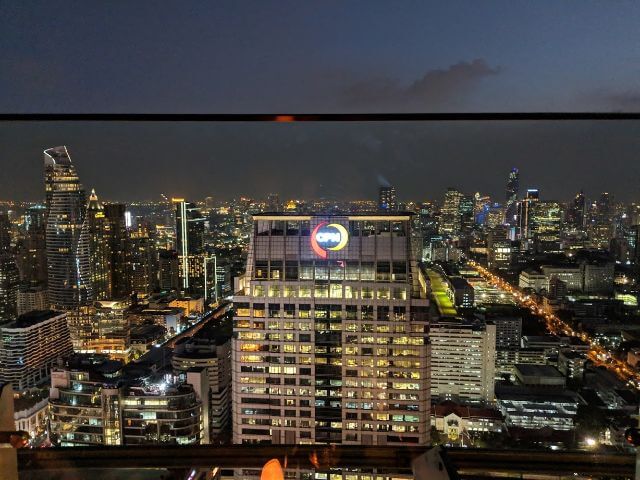 Bangkokissa Sky Baarissa yöllä